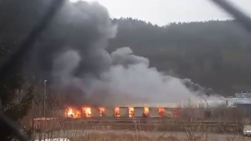 Rozsáhlý požár zachvátil průmyslový areál na Liberecku